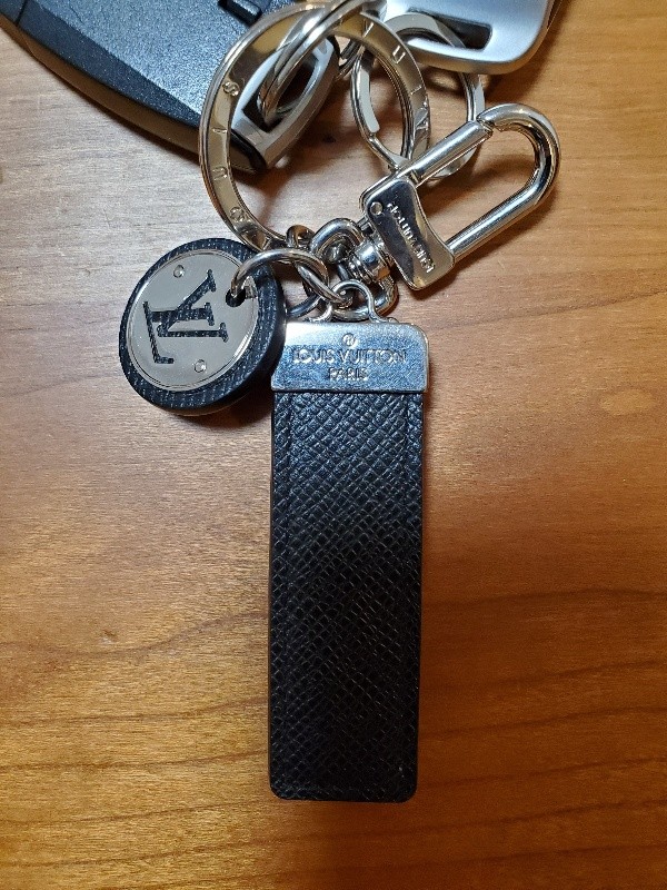 ルイヴィトンのメンズ キーホルダー ポルトクレ・ネオLVクラブ