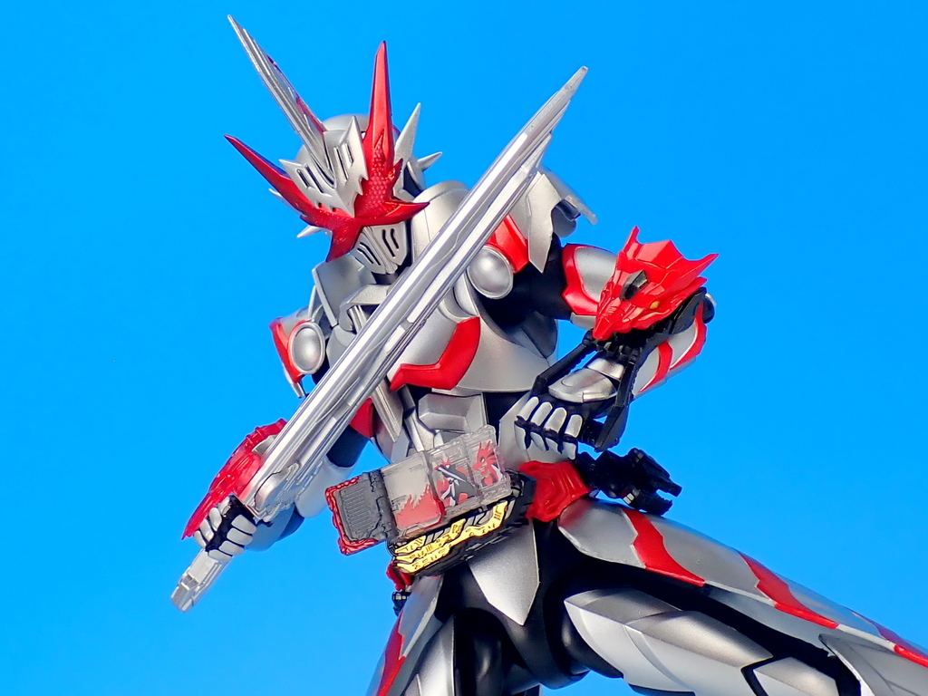 S.H.Figuarts 仮面ライダーセイバー ドラゴニックナイト 到着 - YOの玩具箱