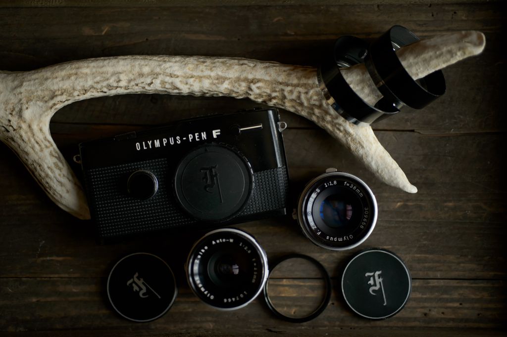 ハーフサイズカメラのPEN FTブラックとF.Zuiko Auto S 38mm f1.8、G