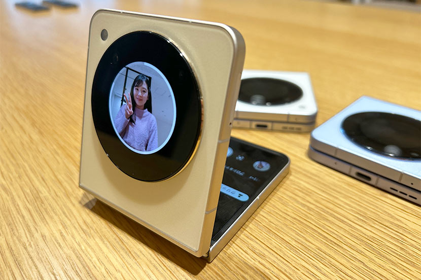 Libero Flip 折りたたみスマホ 本体 液晶不良 SIMフリー ケース付