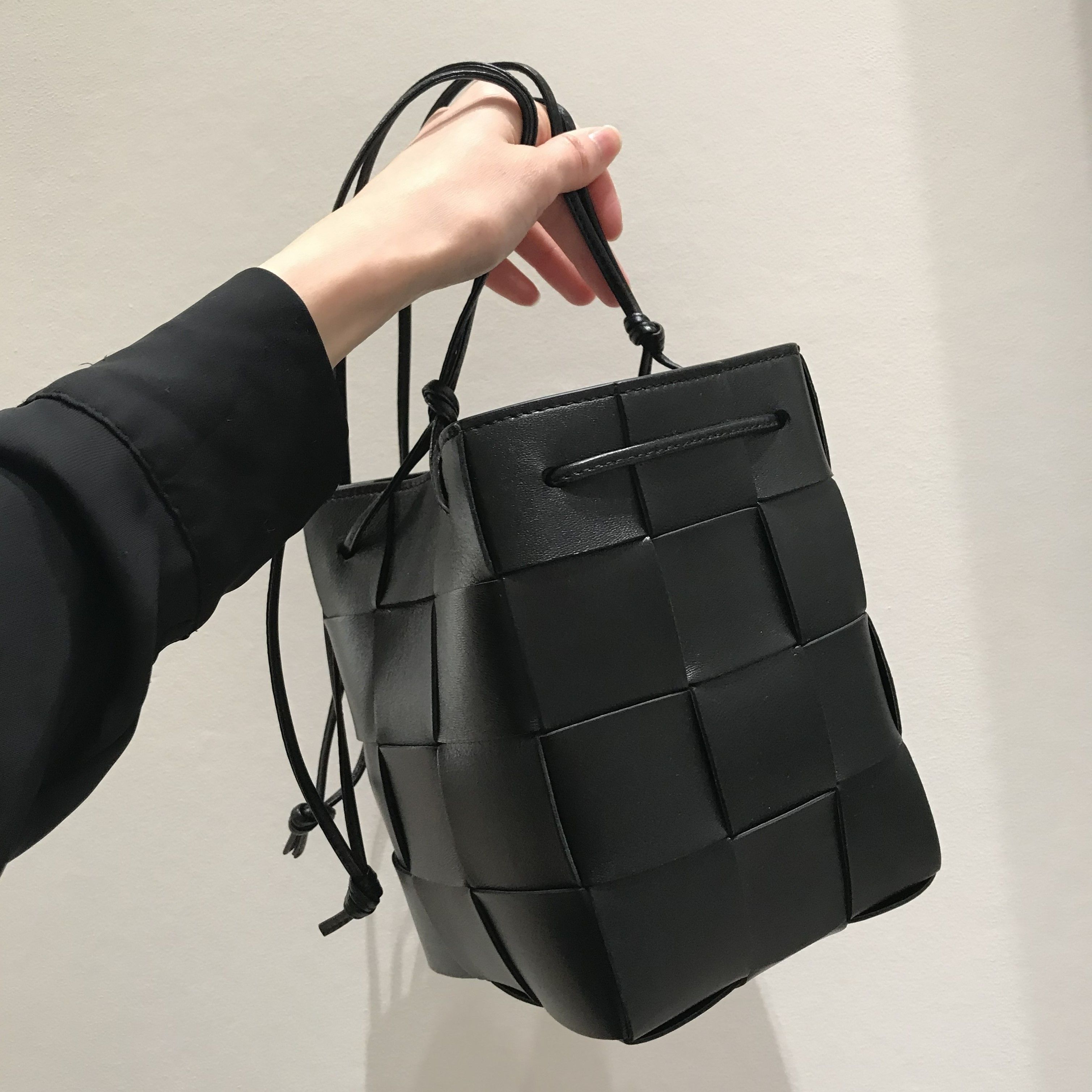 10万円前後で手に入ると話題！ボッテガヴェネタの人気「カセット