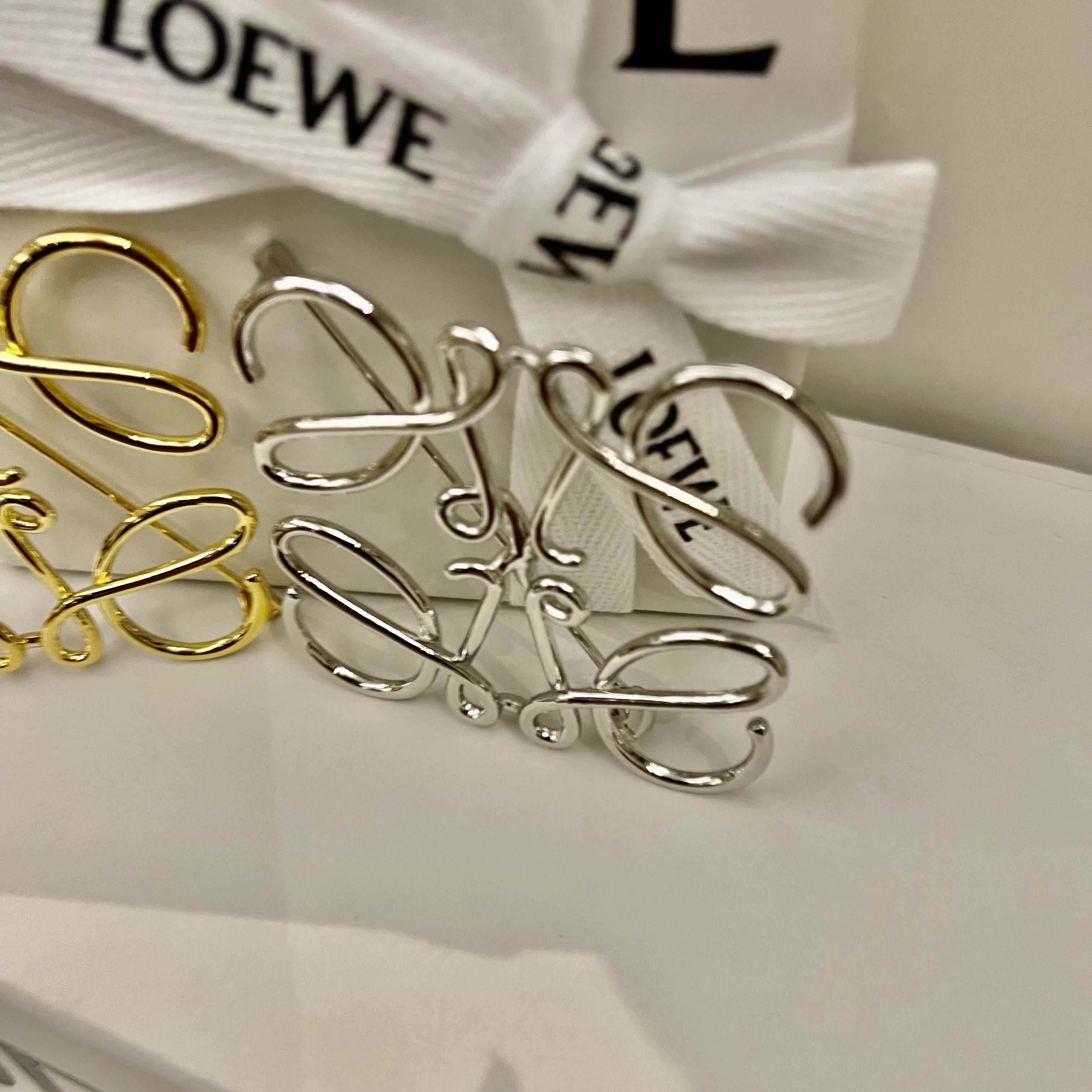 ロエベ】アナグラム ブローチ（メタル） (LOEWE/ブローチ・コサージュ