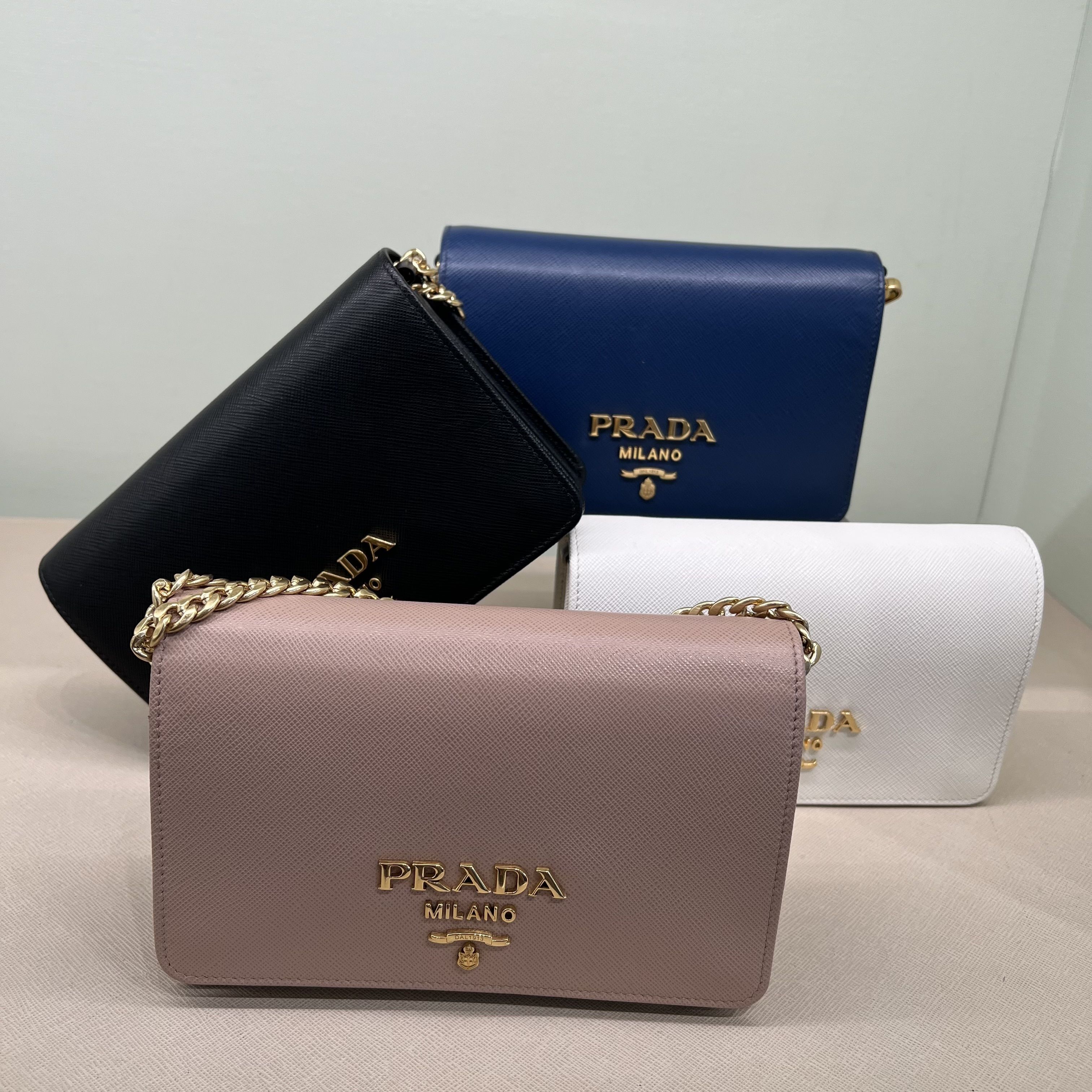 入手困難◇PRADA◇サフィアーノレザー クロスボディバッグ 人気 (PRADA