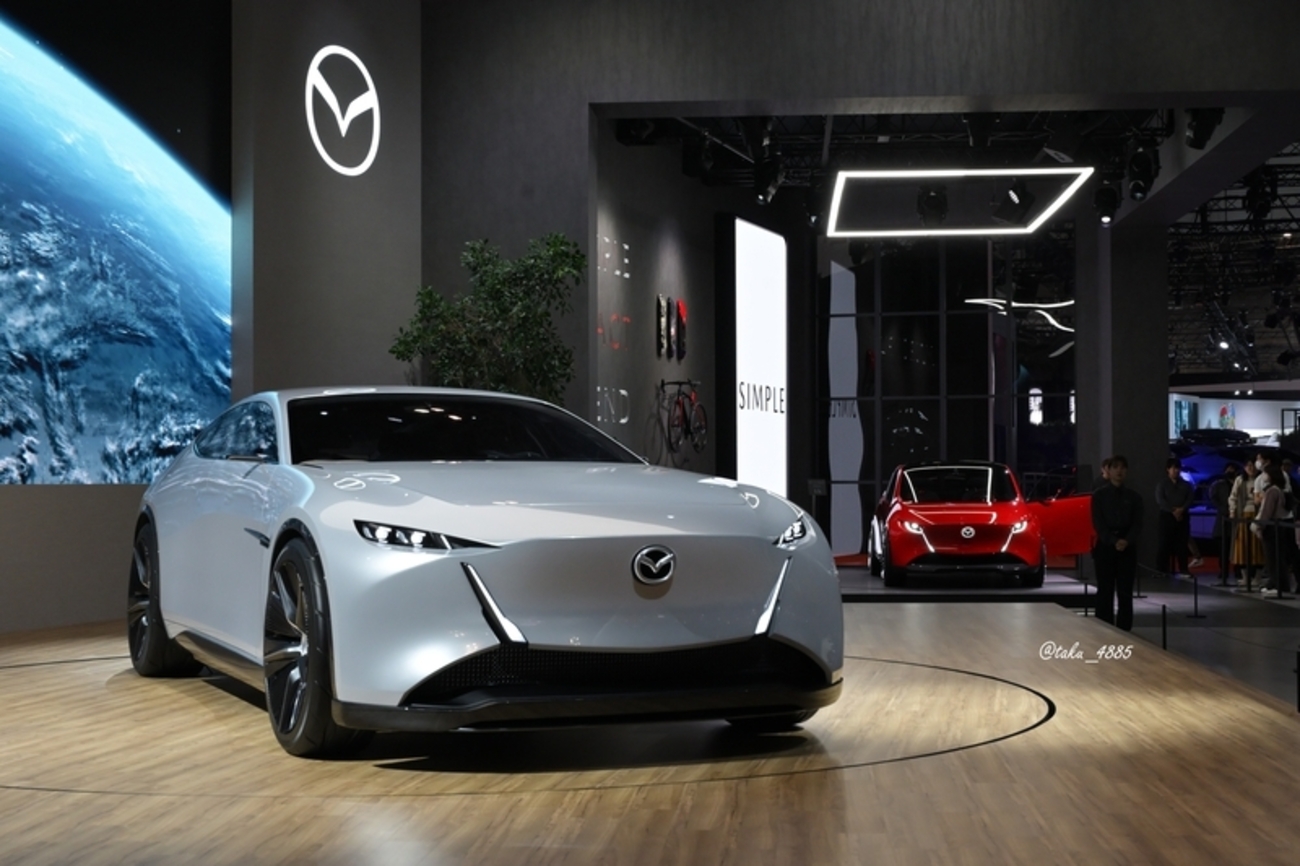 マツダ本社ロビーで「VISION X-COUPE」「VISION X-COMPACT」「新型CX-5