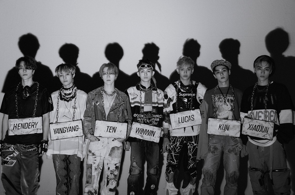 WayV、1stフルアルバム「Awaken The World」発売を延期“衣装の一部に