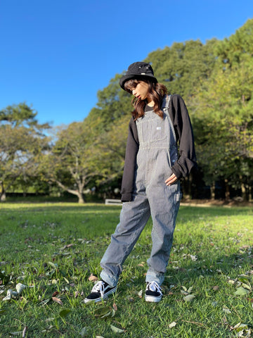 コーデ3選】ヒッコリーオーバーオールを通年着こなす！おすすめ3コーデ