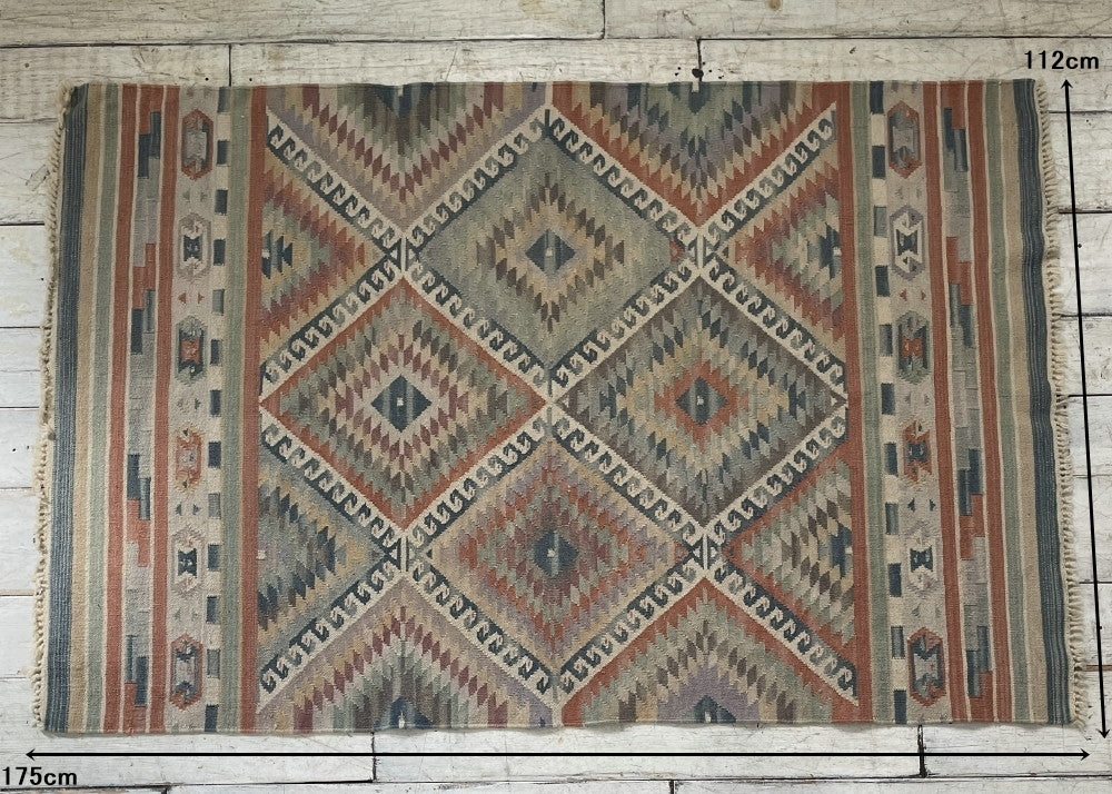落ち着いた色味が素敵なラグ（175x112cm） イギリスアンティーク