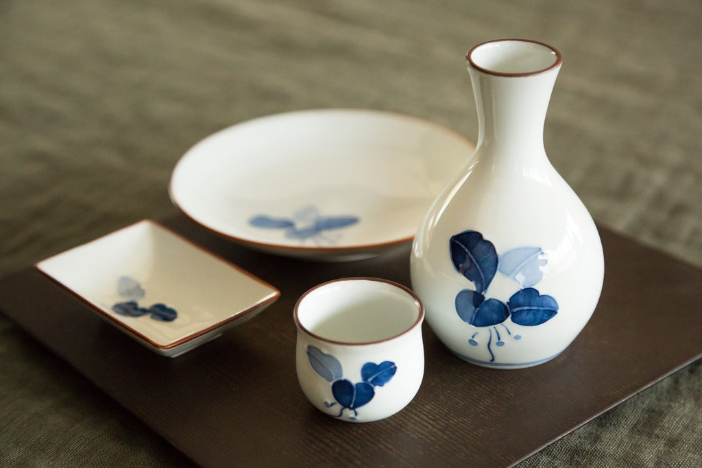 SAKEを愉しむ vol.2 クラシックな徳利と盃 - HasamiLife | 波佐見焼の