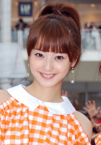 佐々木希、アルバム発売記念イベントで“歌わず”8000人集客 | オリコン