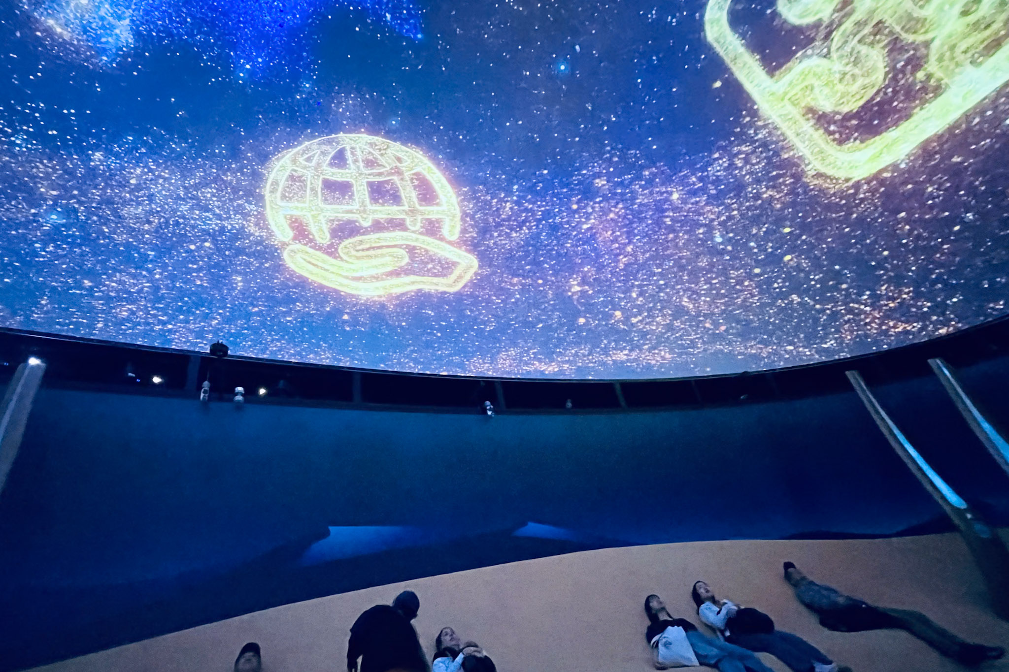 穴場の万博パビリオン「クウェート館」でエキゾチック飯 - カンテレ