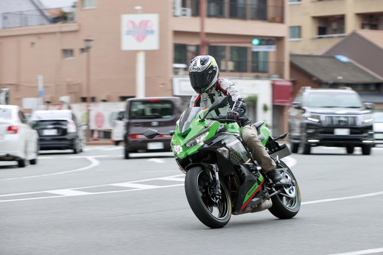 街乗りはさすがに厳しい!? 250ccスーパースポーツ カワサキ「ニンジャ