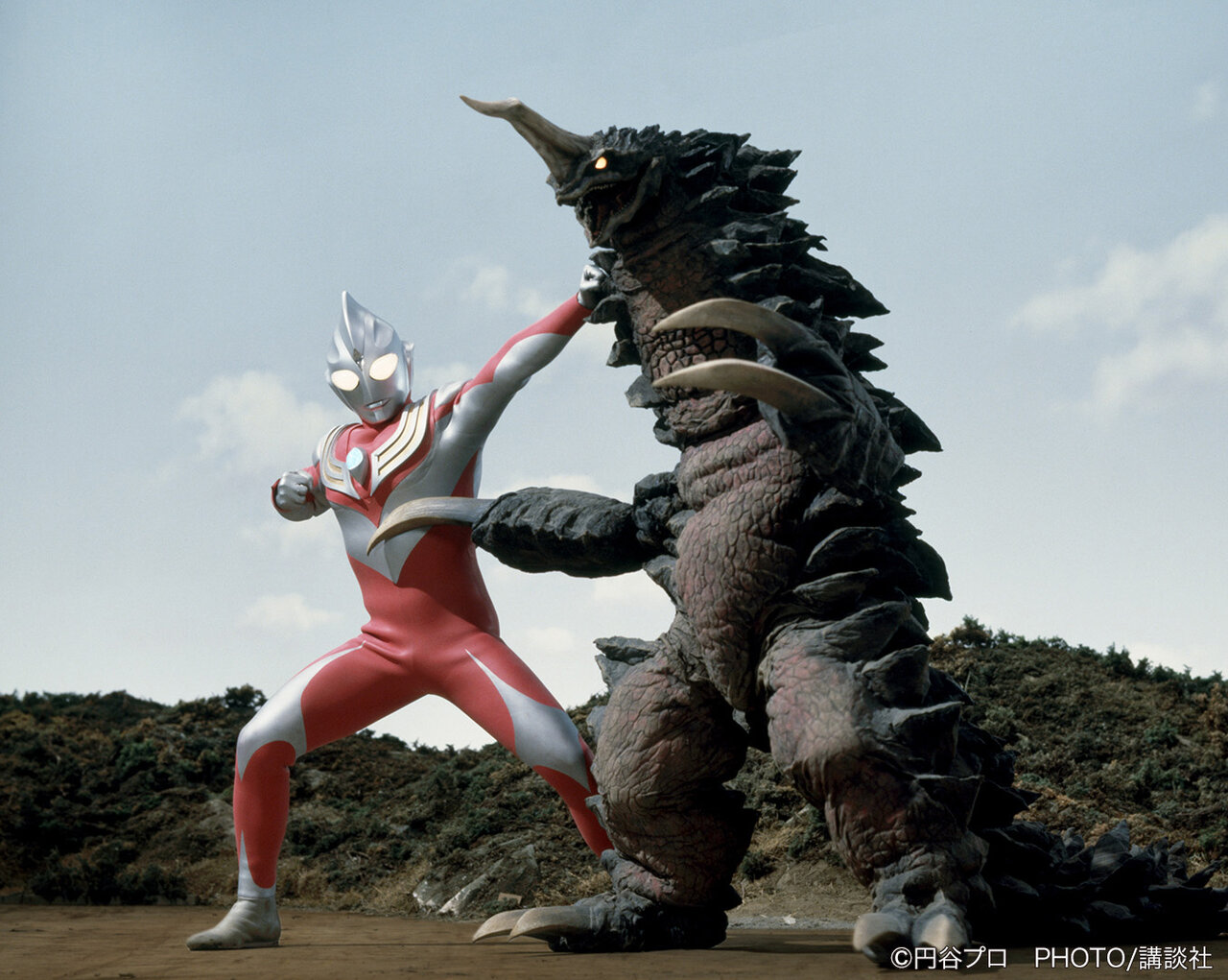 11月9日 ウルトラマンティガ ガギが子どもに卵を産みつけようとする