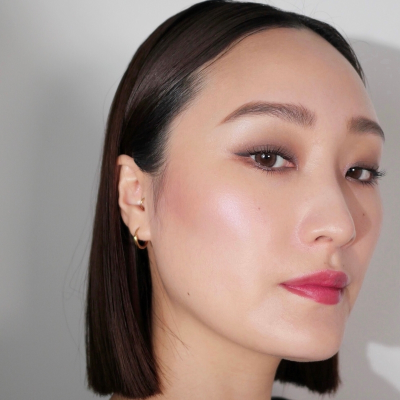 どんな方も挑戦しやすい、洗練のスモーキーメイクのSTAFF REVIEW