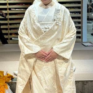 七宝唐織文の白無垢。少しクリーム色がかっていて、可愛らしい印象だっ