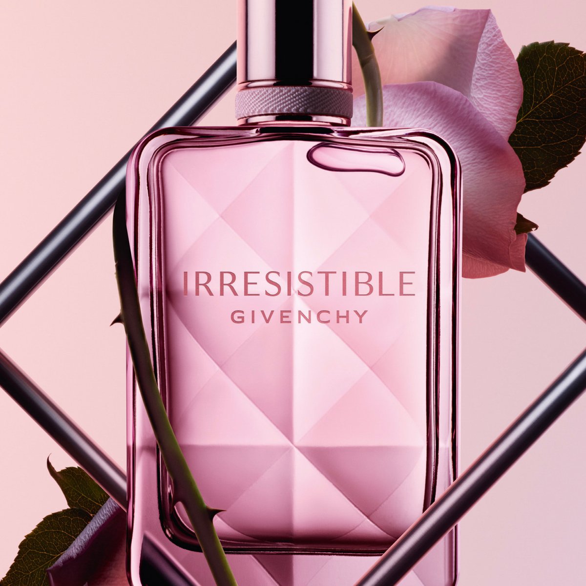 ジバンシイ「イレジスティブル」から新作香水が登場 ”抗うことの
