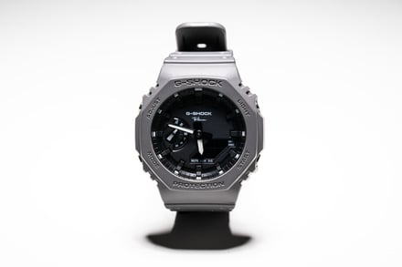 ロンハーマンがGショック「GA-2100」の別注モデルを発売 アナログ文字