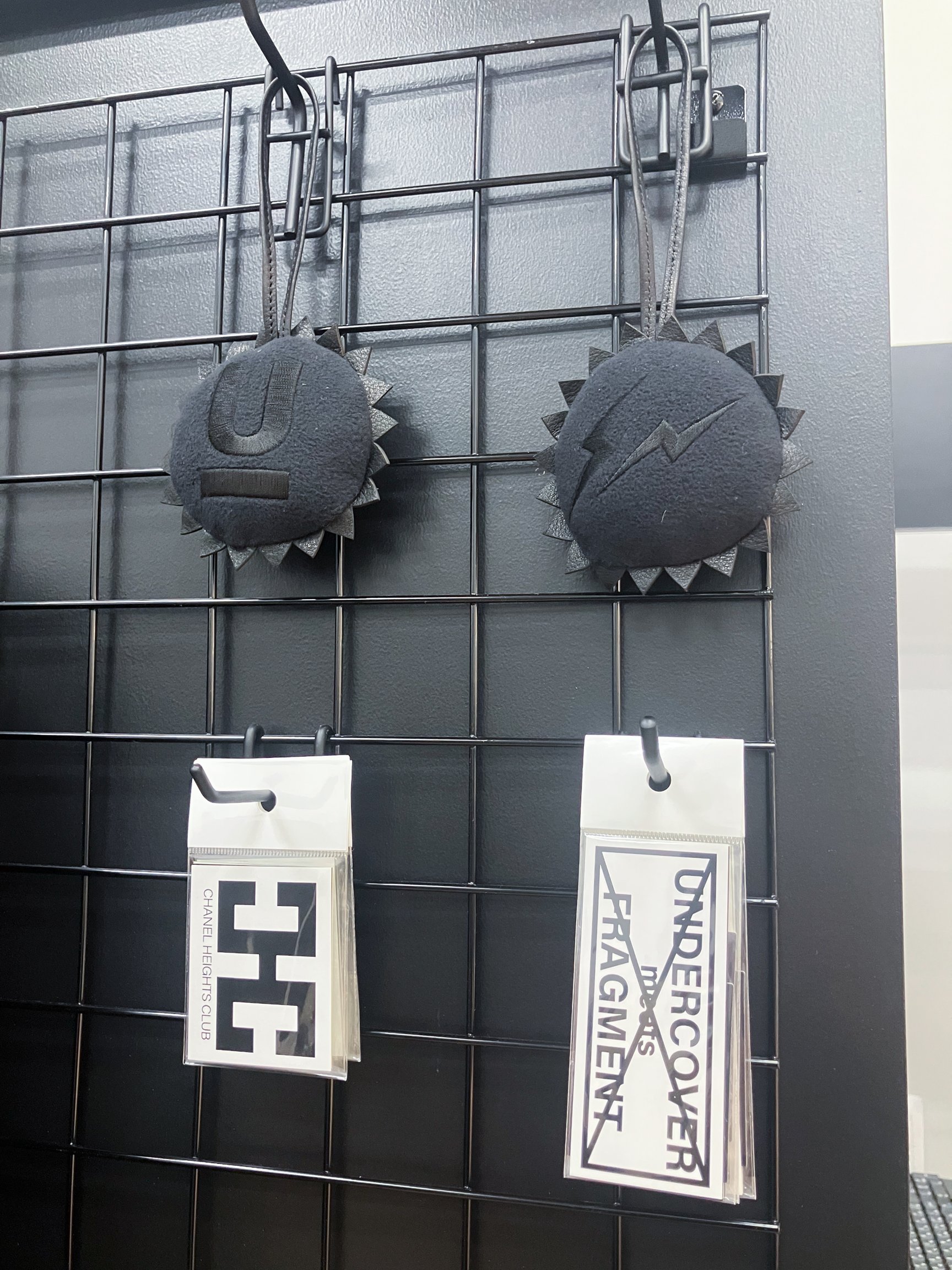 アンダーカバー ミーツ フラグメント」が登場、コラボロゴをあしらった