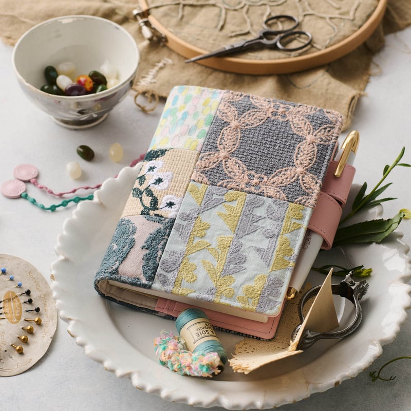 2025年版 ほぼ日手帳が発売、「ミナ ペルホネン」との新作が登場