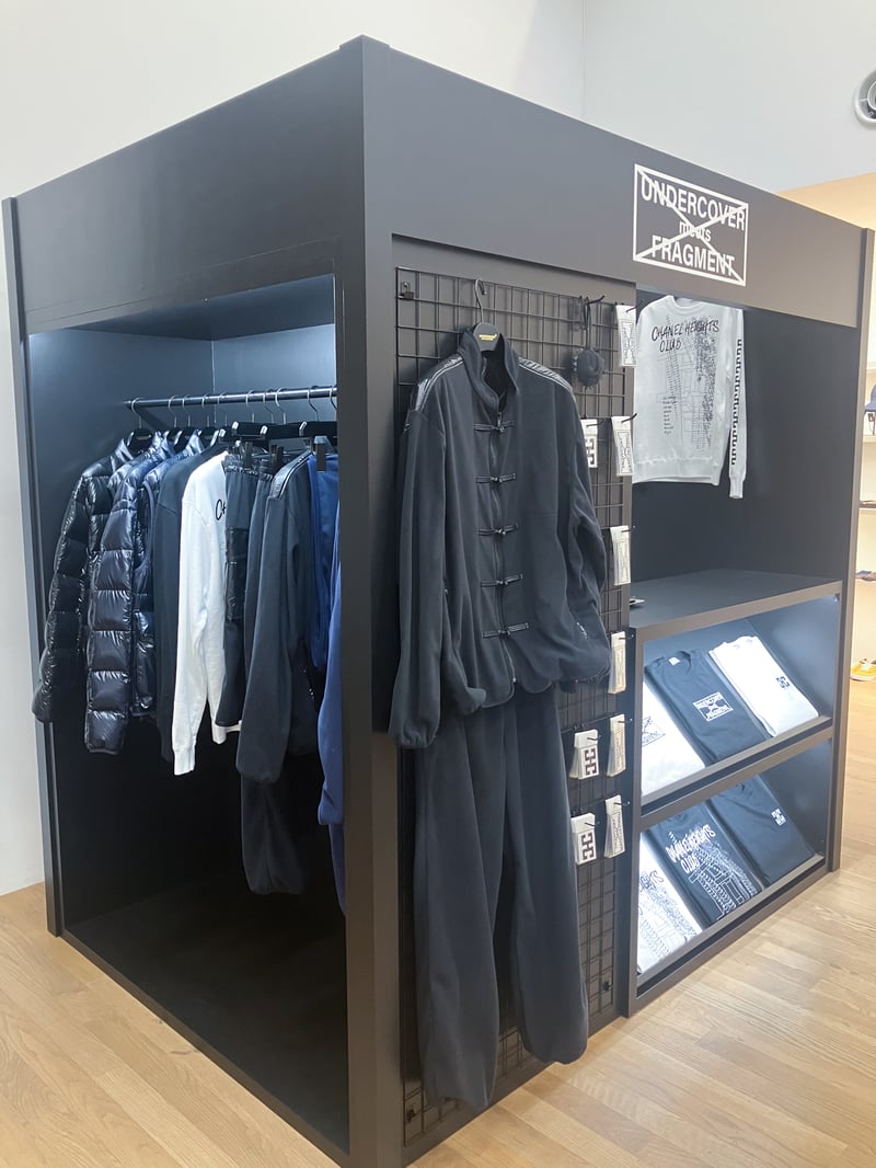 アンダーカバー ミーツ フラグメント」が登場、コラボロゴをあしらった